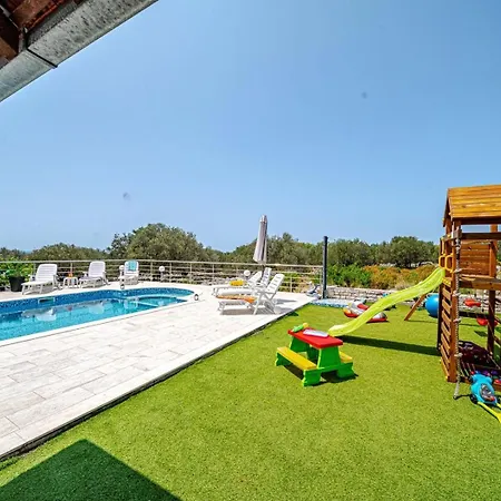 度假居 House With Pool Maja *