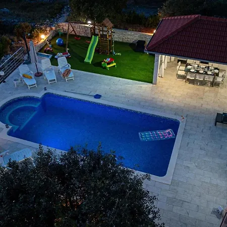 House With Pool Maja * 尼亚卢卡