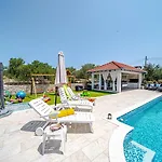 Дом отдыха House With Pool Maja Вела-Лука