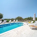 House With Pool Maja
