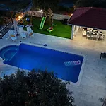 House With Pool Maja * Вела-Лука