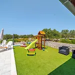House With Pool Maja Дом отдыха Вела-Лука