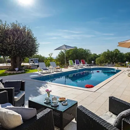 Holiday home House With Pool Maja
