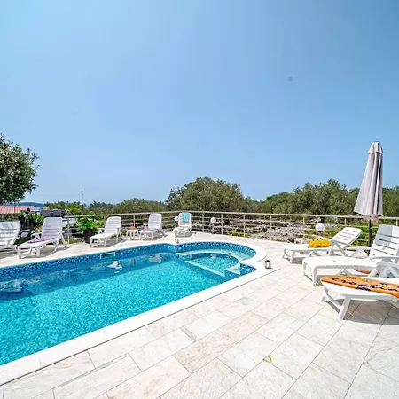 House With Pool Maja