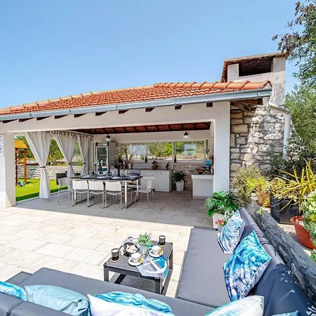 Holiday home House With Pool Maja