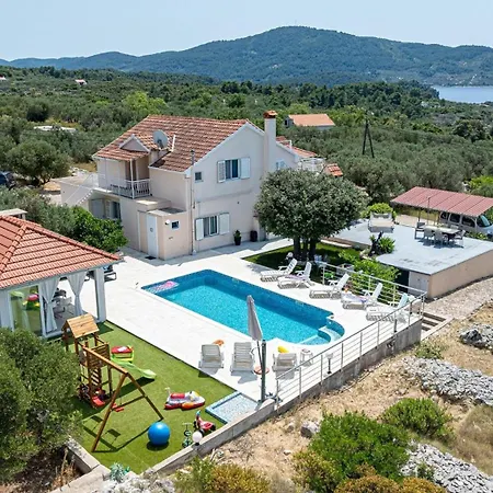 House With Pool Maja