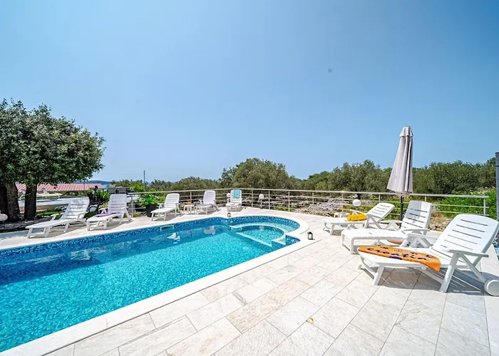 House With Pool Maja